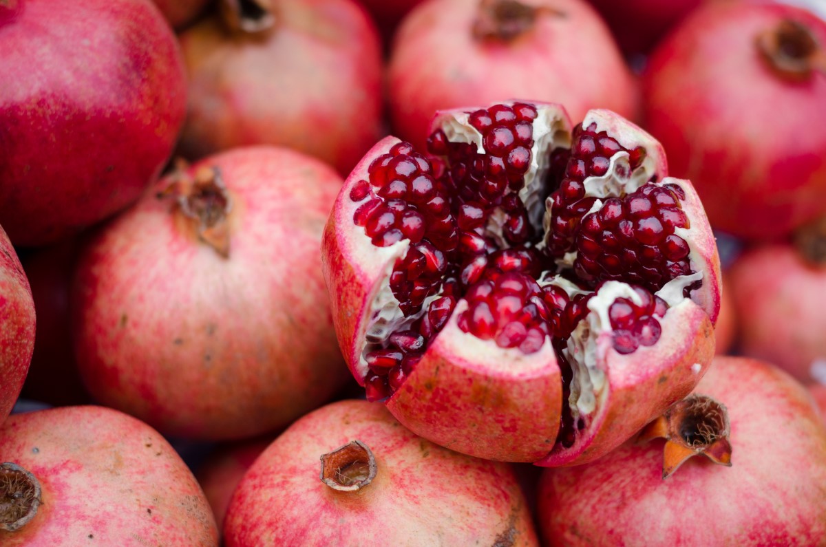 Granátové jablko a jeho vnútorné červená a šťavnaté jedlé zrniečka. Prierez plodu
