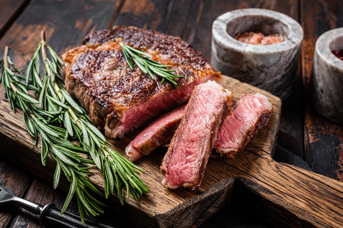 Rozmarín ako aromatické dochutenie mäsového steaku - vetvička položená na pečenom mäse