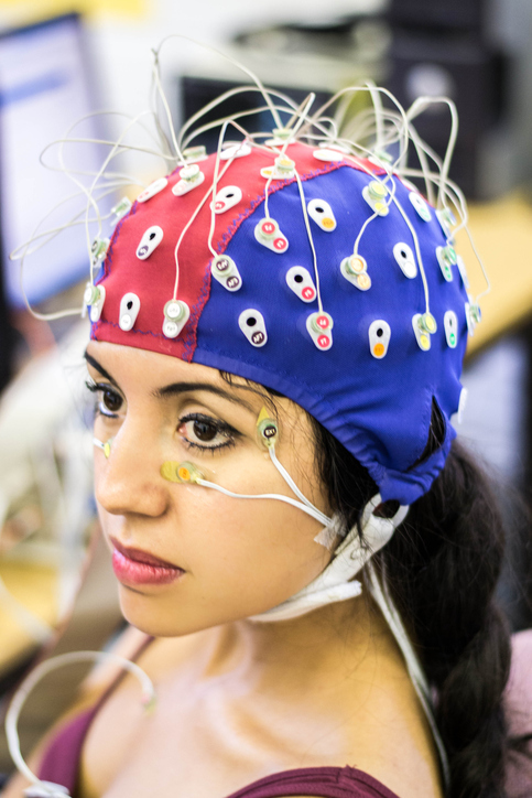 EEG vyšetrenie ženy, elektródy na hlave