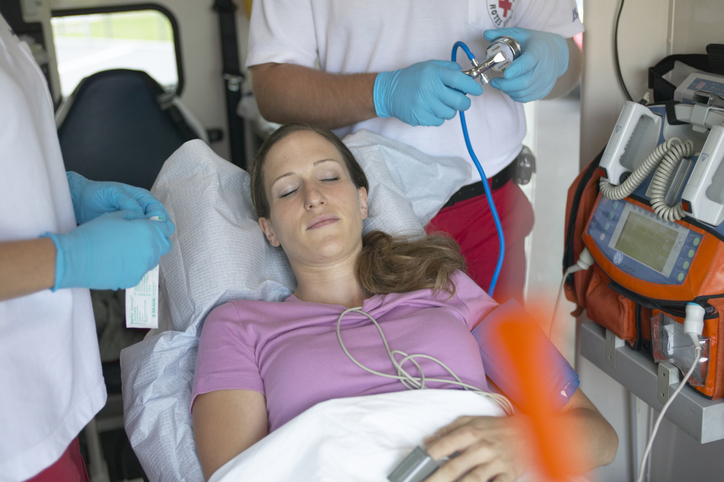 Pacientka v ambulancii záchrannej služby a záchranári
