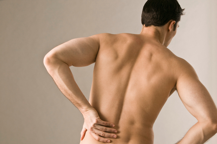 Mladý muž má bolesti chrbtice pre bechtereva