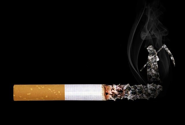 Režimové opatrenia zahŕňajú zákaz fajčenia. Zdroj foto: Getty images Cigareta, dym, fajčenie, zhoršuje zápal pľúc