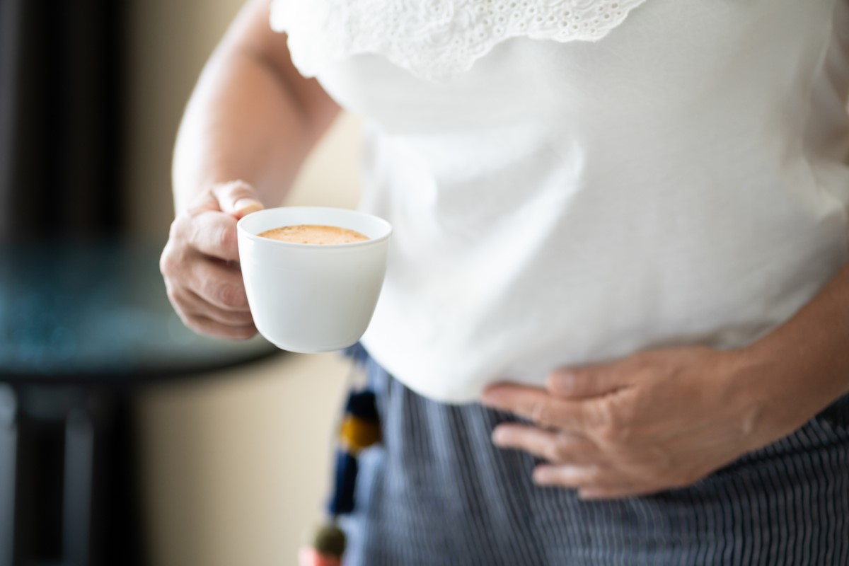 Šálka Kávy v ruke človeka, ako rizikový faktor zhoršenia prejavov refluxu