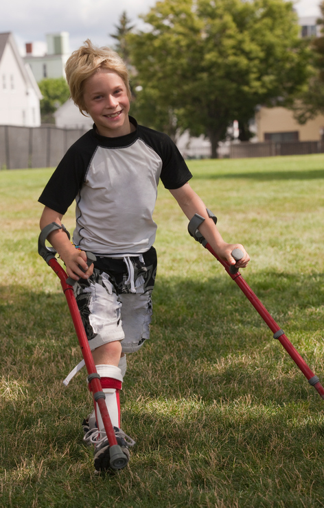 Dieťa s DMO a protetickou pomôckou na chôdzu