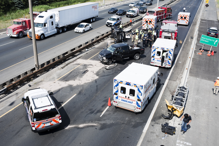 Dopravná nehoda, autá, hasiči, polícia, záchranná služba