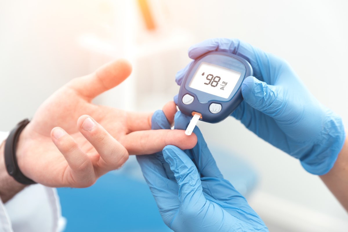 Meranie cukru v krvi - glykémia, pichnutie do prstu a meranie