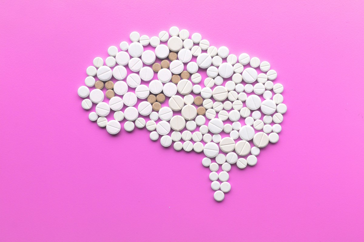 Liečba - lieky, model mozgu poskladaný z tabliet