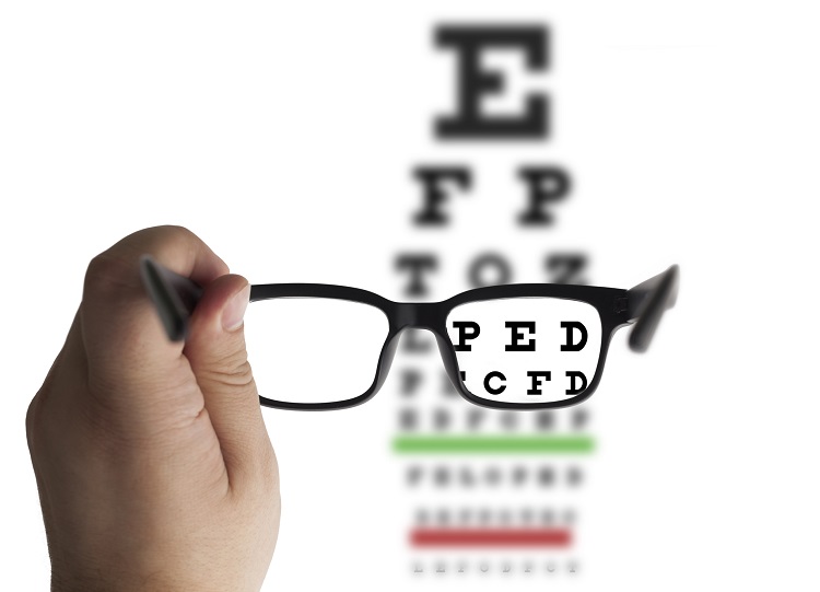 Rozmazaný zrak pri myopii - optotyp v pozadí je rozmazaný a v okuliaroch ostrý