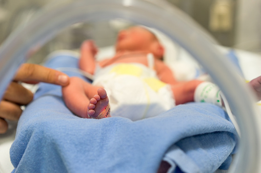 novorodenec ležiaci v inkubátore