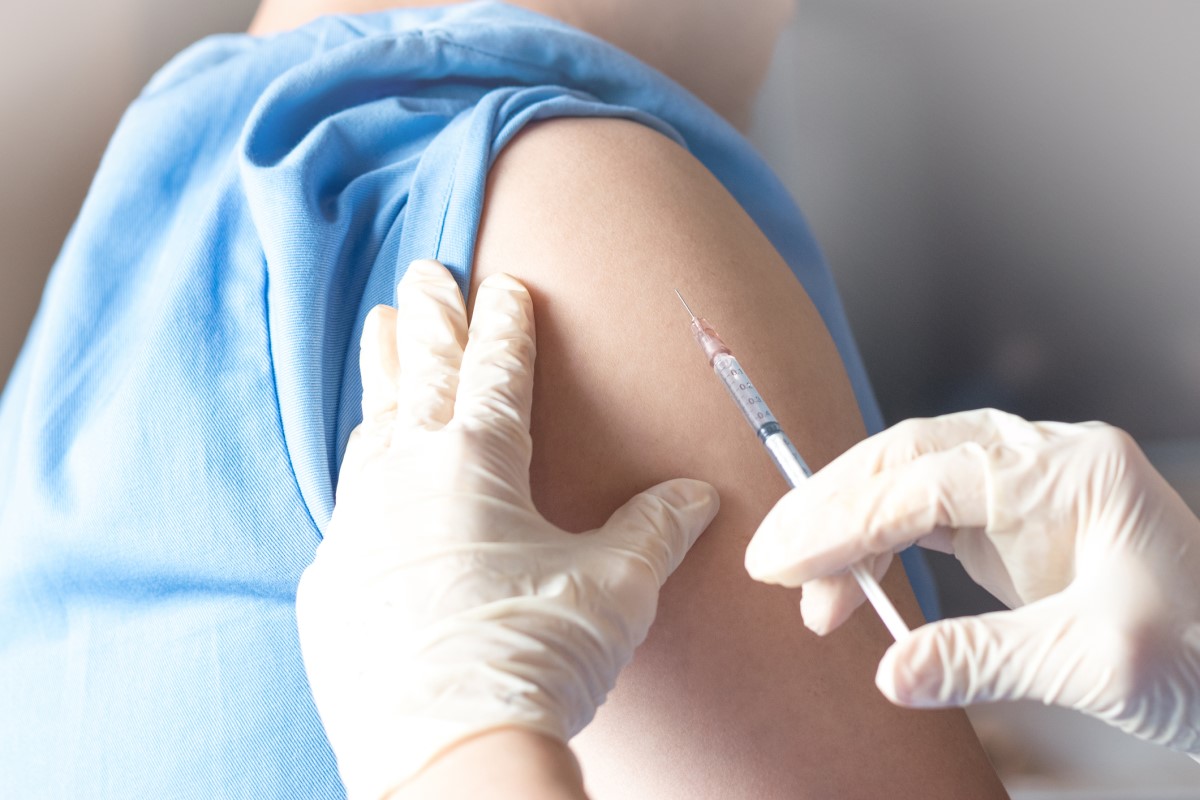 Vakcína, očkovanie do ramena, lekár a injkecia
