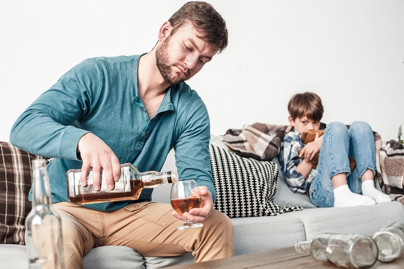 Závislosť otca na alkohole. Trpia tým najmä deti.