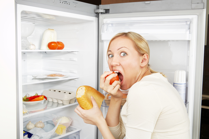 Žena v chladničke ako znak prejedania sa pri bulímii