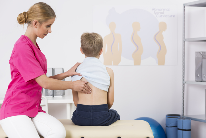 Scheuermannova choroba, juvenilná kyfóza: Aké má príčiny a príznaky?