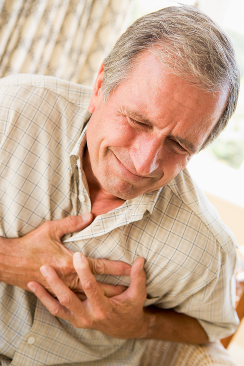 Starší muž si drží hrudník v oblasti srdca, má palpitácie, čiže búšenie srdca a stenokardie, teda bolesť na hrudi