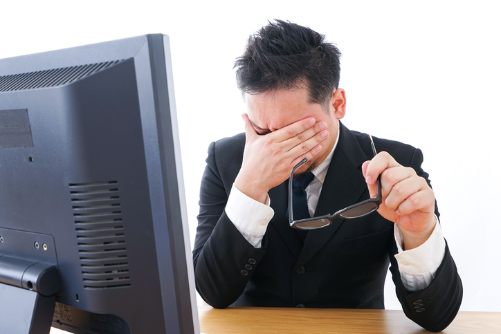 Muž pracujúci za počítačom má syndróm suchého oka a unavené oči
