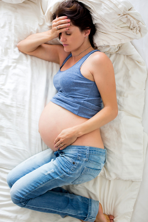 Tehotenstvo a nespavosť, žena leží na posteli