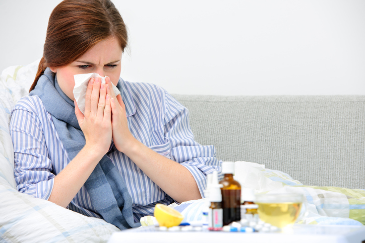Chorá žena má chrípku, nádchu, zápal horných dýchacích ciest, vreckovky, lieky