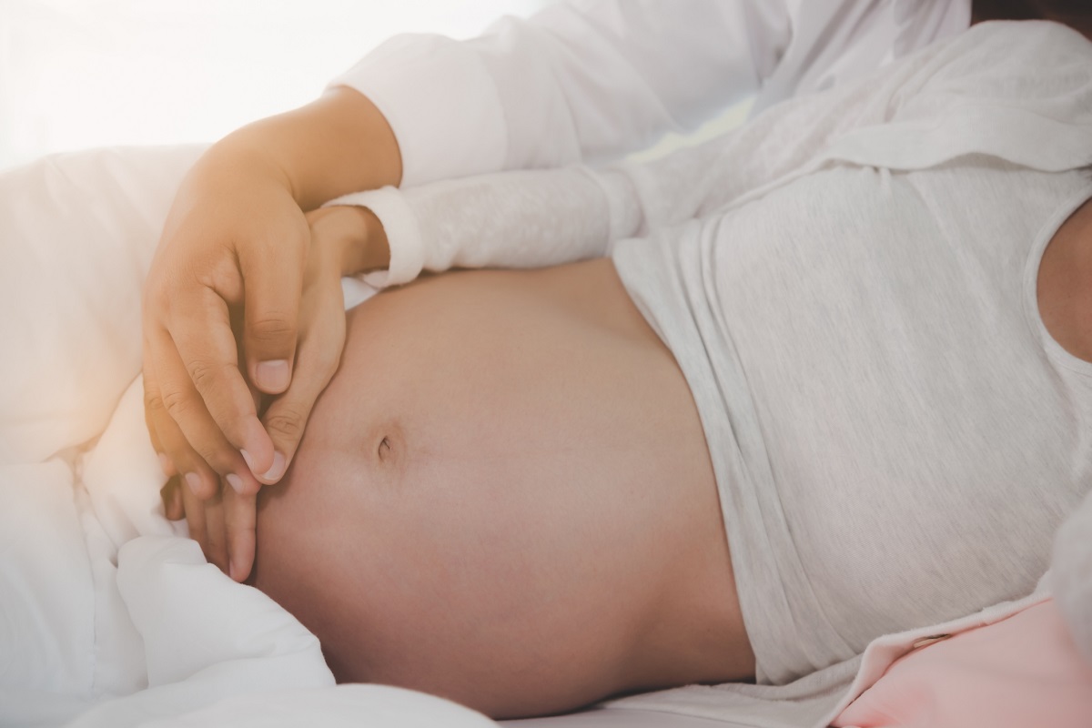 Tehotná žena s partnerom, držiaca si brucho. Zdroj: Getty Images