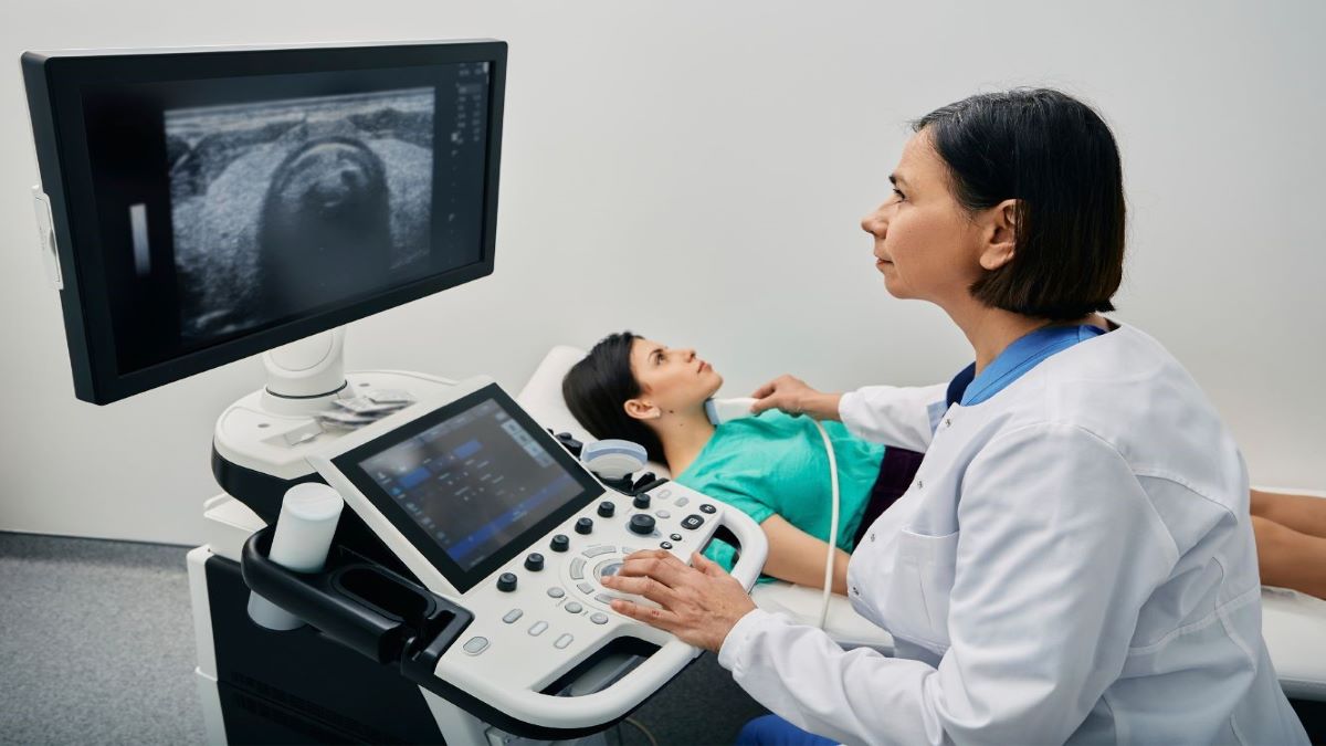 Ultrazvukové vyšetrenie štítnej žľazy sa využíva na zobrazenie obrazu jej tvaru, veľkosti a prítomnosti zmien. Zdroj foto: Canva