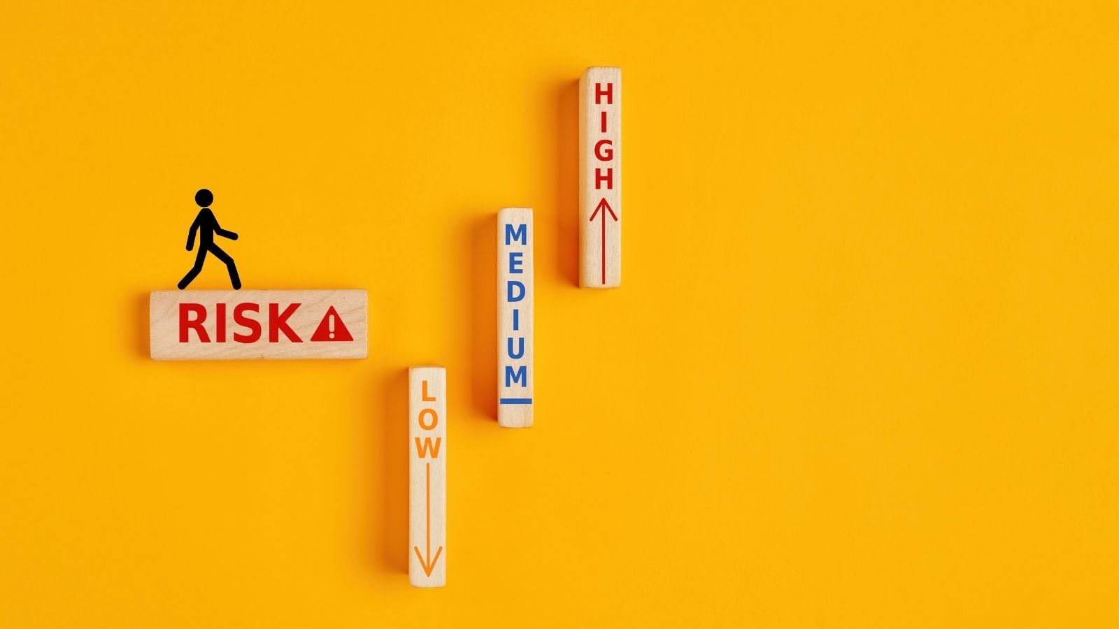 Riziko - nízke, stredné, vysoké (preklad) - existuje niekoľko známych vedľajších účinkov a zdravotných rizík, preto sa odporúča liečba pod odborným dohľadom. Zdroj foto: Canva Riziká