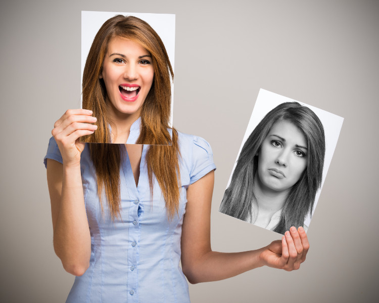 žena s dvomi fotografiami, prvú usmiatu fotografiu si drží pri tvári a druhú smutnú mimo tváre