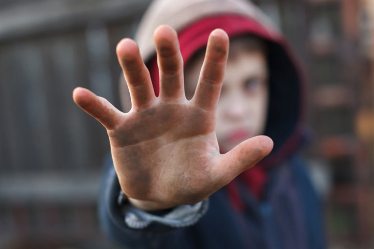Dieťa so špinavými rukami, ruku ukazuje pred seba