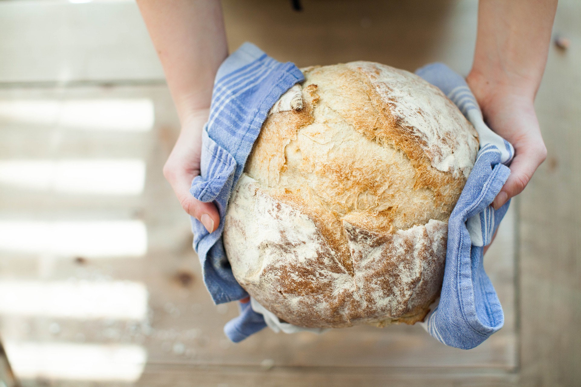 Osoba drží v rukách bezlepkový chlieb