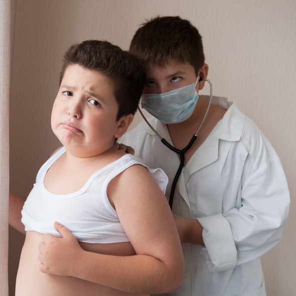 Deti sa hrajú na lekára a pacienta, vyšetrujú dýchanie, chlapec je obézny