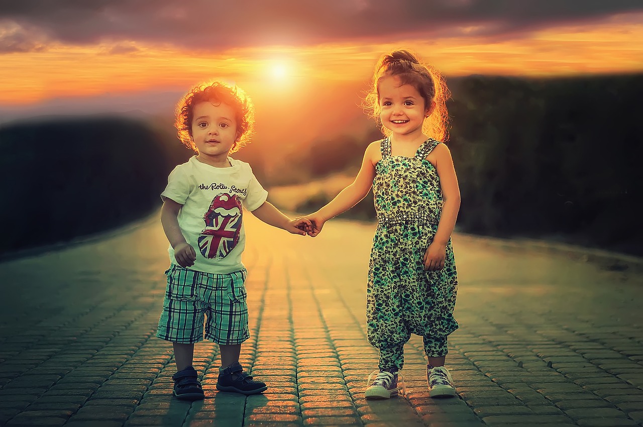 Deti, dievča a chlapec sa držia za ruku, slnko, chodník, smiech, radosť