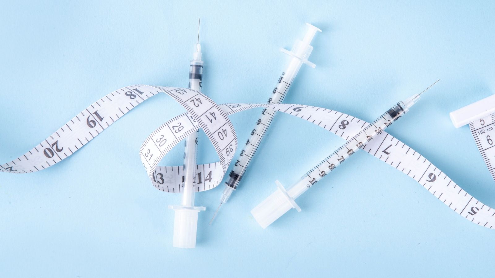 Hlavným kandidátom na používanie GLP-1 typu liekov sú ľudia s cukrovkou 2. typu, chudnutie je ako plusový efekt. Zdroj foto: Canva Ihla a meter - diabetes 2. typ