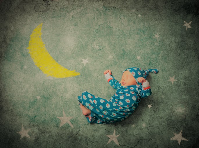 dieťa v modrom pyžamku spiace pod animovaným mesiacom a okoo je popis spánkových fáz