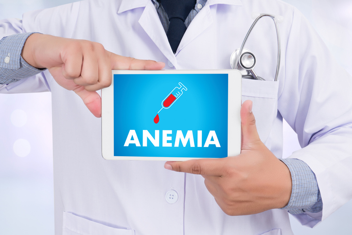 lekár ktorý drží tabuľku s nápisom anémia