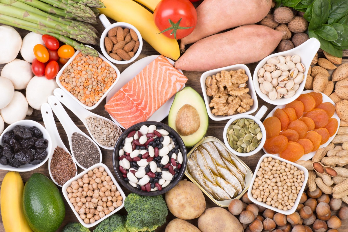 Vyvážená strava ako zdroj dostatku draslíka - strukoviny, vajcia, zelenina, ovocie, ryby, mäsom zemiaky, brokolica, rajčiny, mandle, orechy, lieskovce, arašidy, slivky, avokádo, banán, špargľa