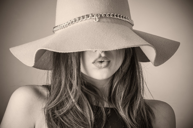 čierno biela fotografia ženy s veľkým klobúkom