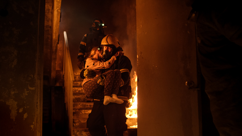 požiar v dome, hasiči vynášajú dieťa v náručí
