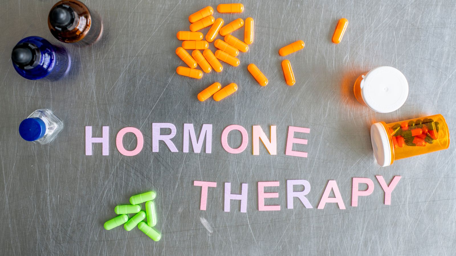 Hormonálna terapia patrí do rúk odborníka. Inak hrozia zdravotné komplikácie. Zdroj foto: Canva Nápis hormonálna terapia
