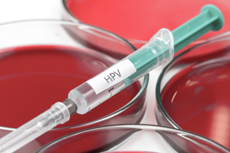 injekčná striekačka s vakcínou proti HPV