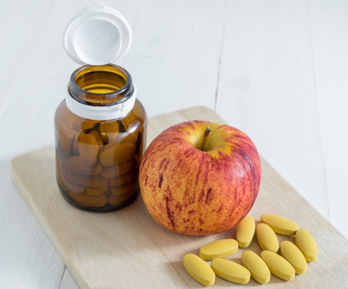 Jablčný ocot ako zložka doplnkov výživy - tablety a fľaška s tabletami