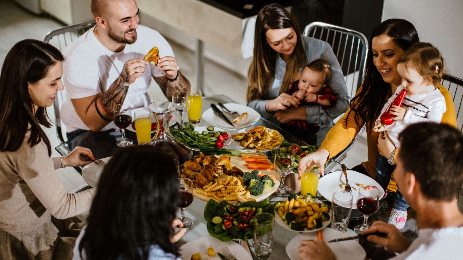 Spoločný čas na jedlo v kruhu blízkych - môže slúžiť na spomalenie tempa konzumácie jedla. Zdroj foto: Canva Čas na jedlo a čas na blízkych, spolok ľudí spoločne jedia