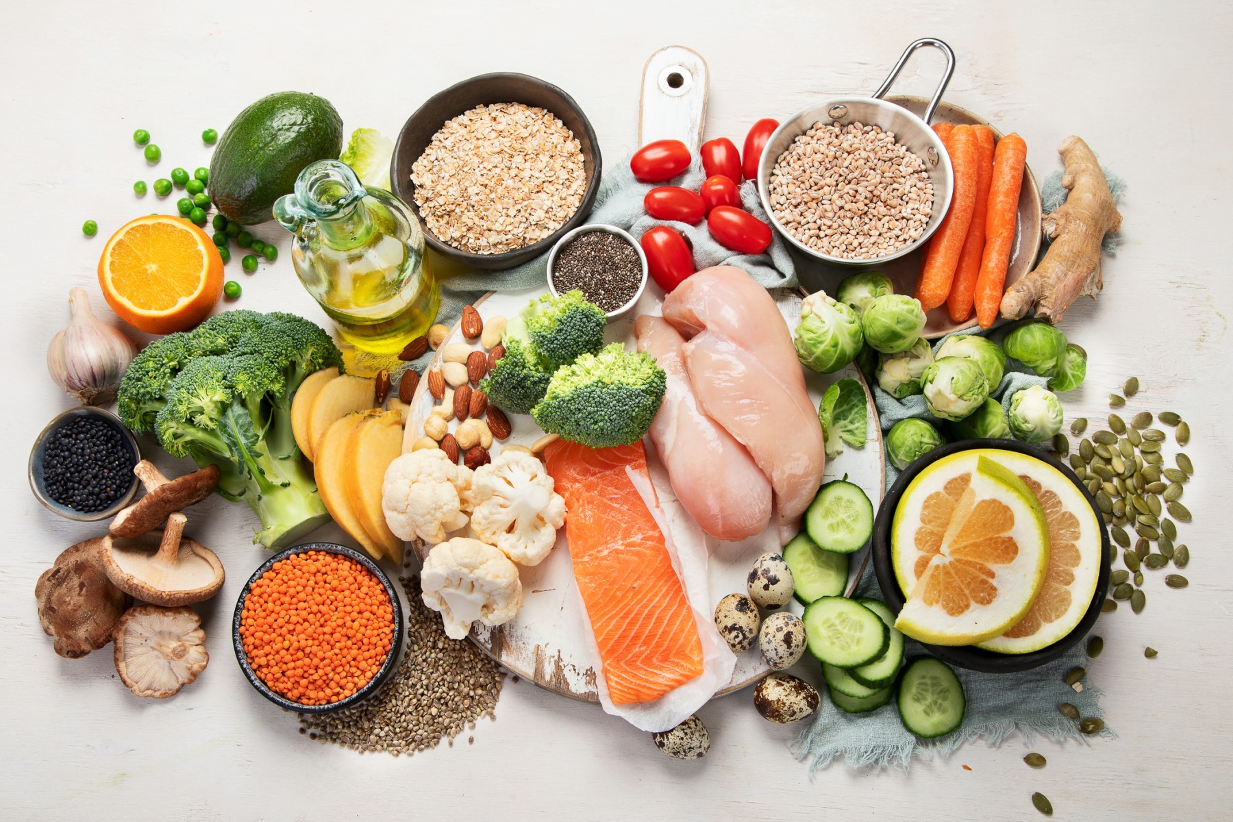 Zdravá nutrične vyvážené strava. Ukážka zdravého jedla - chudé mäso, ryby, zelenina, ovocie, orechy, semená, vločky, hríby, a podobne