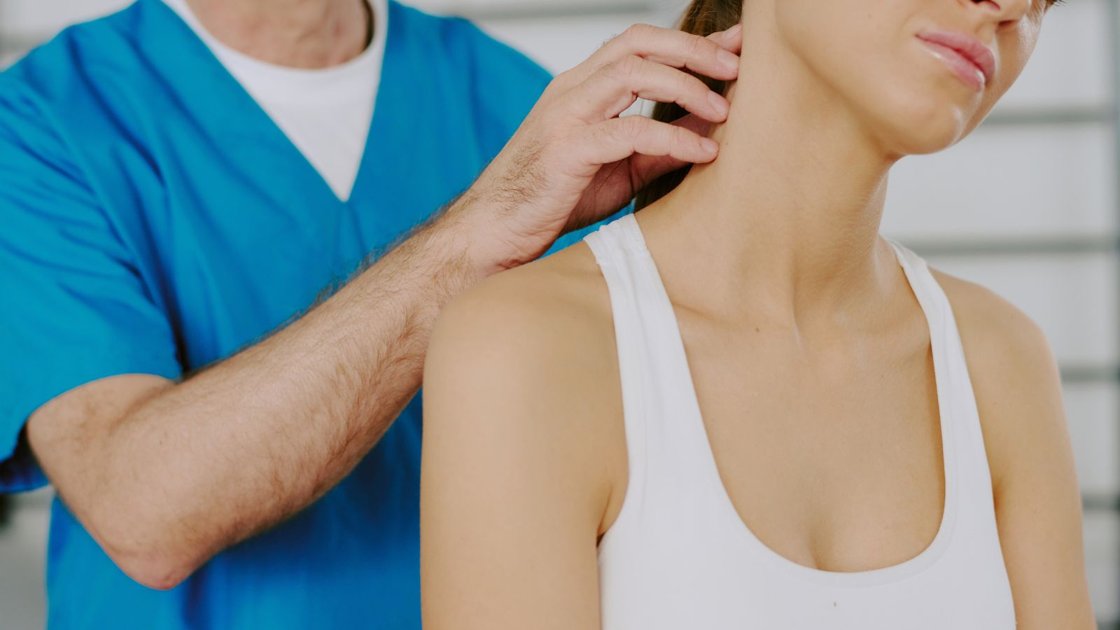 Presné určenie liečby si vyžaduje odborné vyšetrenie. Konzervatívna liečba a rehabilitačné, pohybové cvičenie a manuálne techniky sú základom. Zdroj foto: Canva Vyšetrenie krku u ženy
