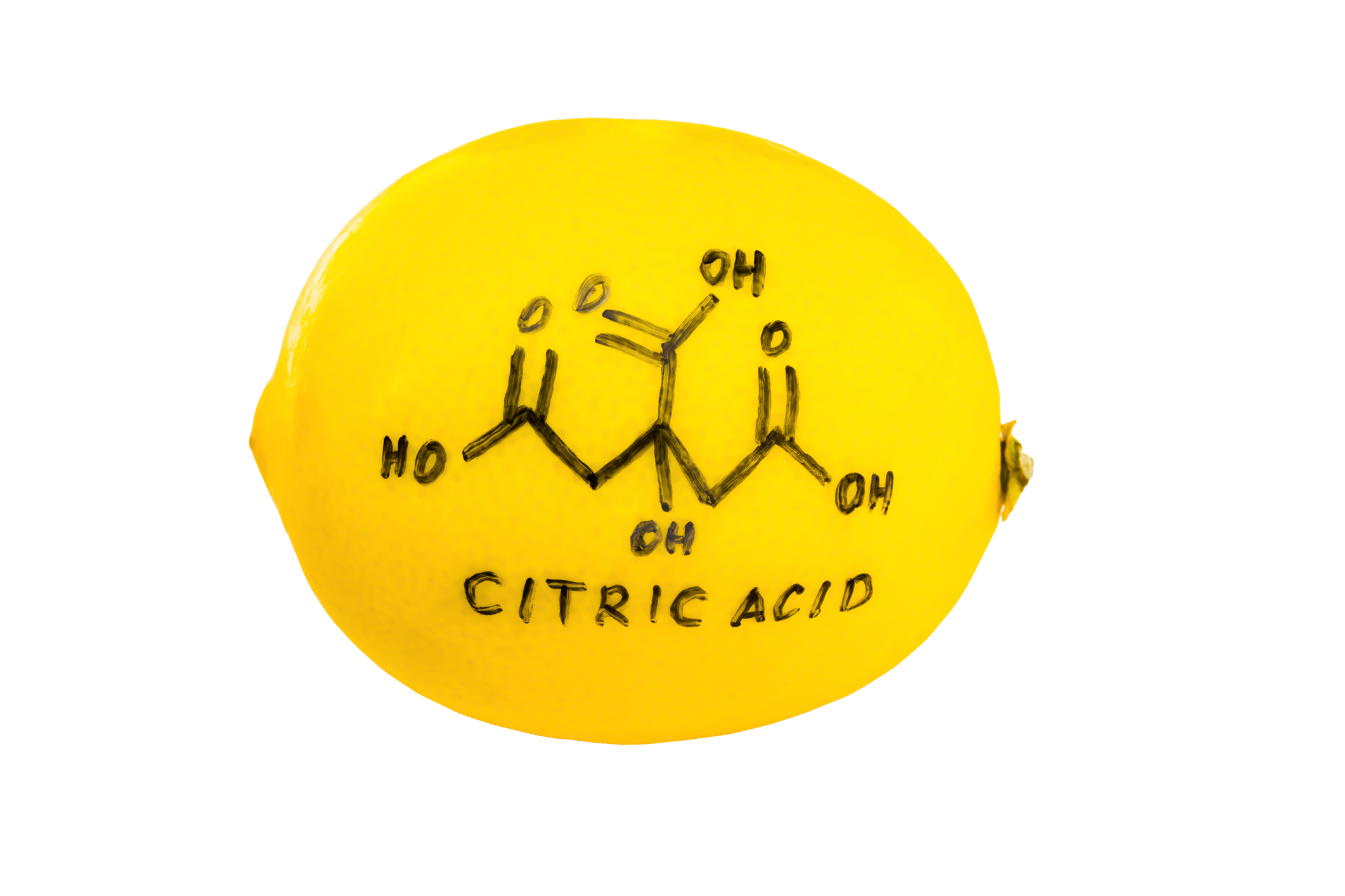 Vzorec kyseliny citrónovej napísaný na citróne fixkou
