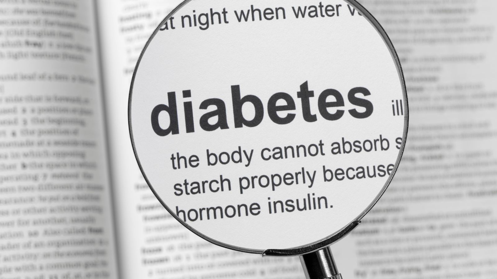 Poznanie GI má význam pre širokú verejnosť, nielen pre ľudí s diabetom, avšak tí si ho musia sledovať, aby vedeli lepšie regulovať hladinu glykémie. Zdroj foto: Canva Nápis diabetes pod lupou