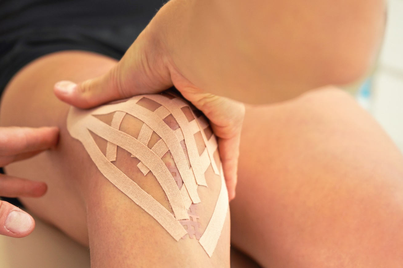 Lymfatický kinesiotaping (lymfotape) aplikovaný v oblasti kolenného kĺbu