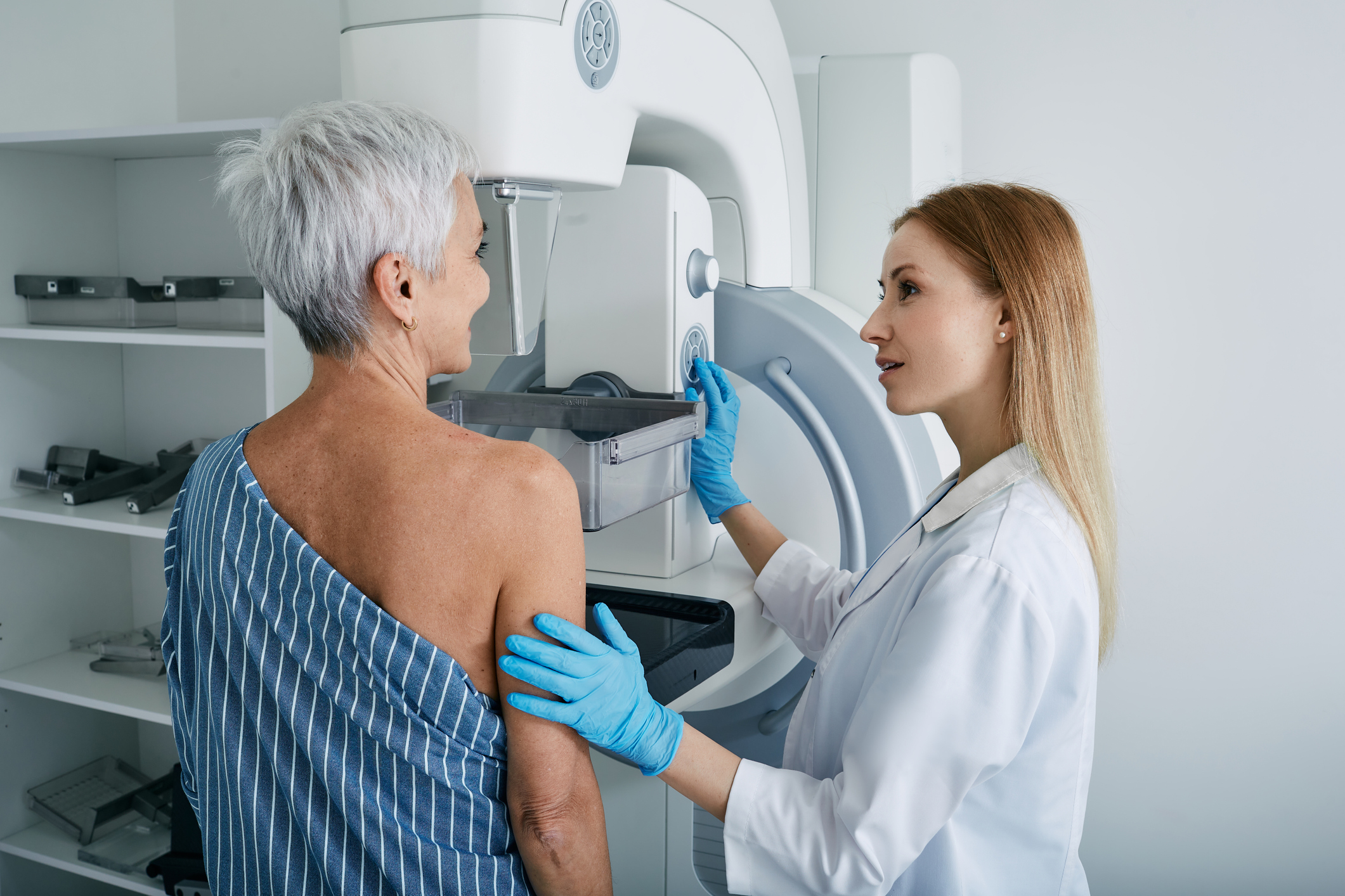 Mamografia - žena a lekárka pri prístroji - mamografe
