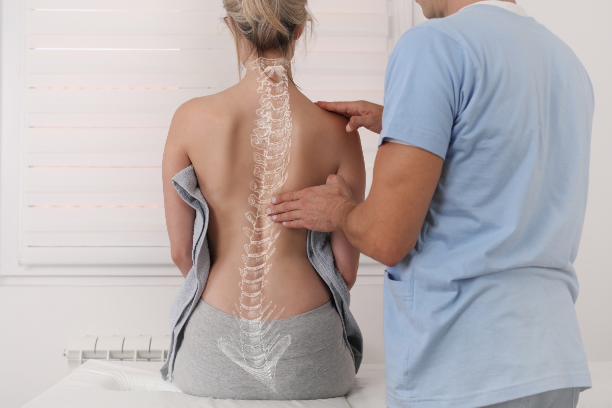 Skolióza, vykrivenie chrbtice a vyšetrenie chrbta ženy lekárom