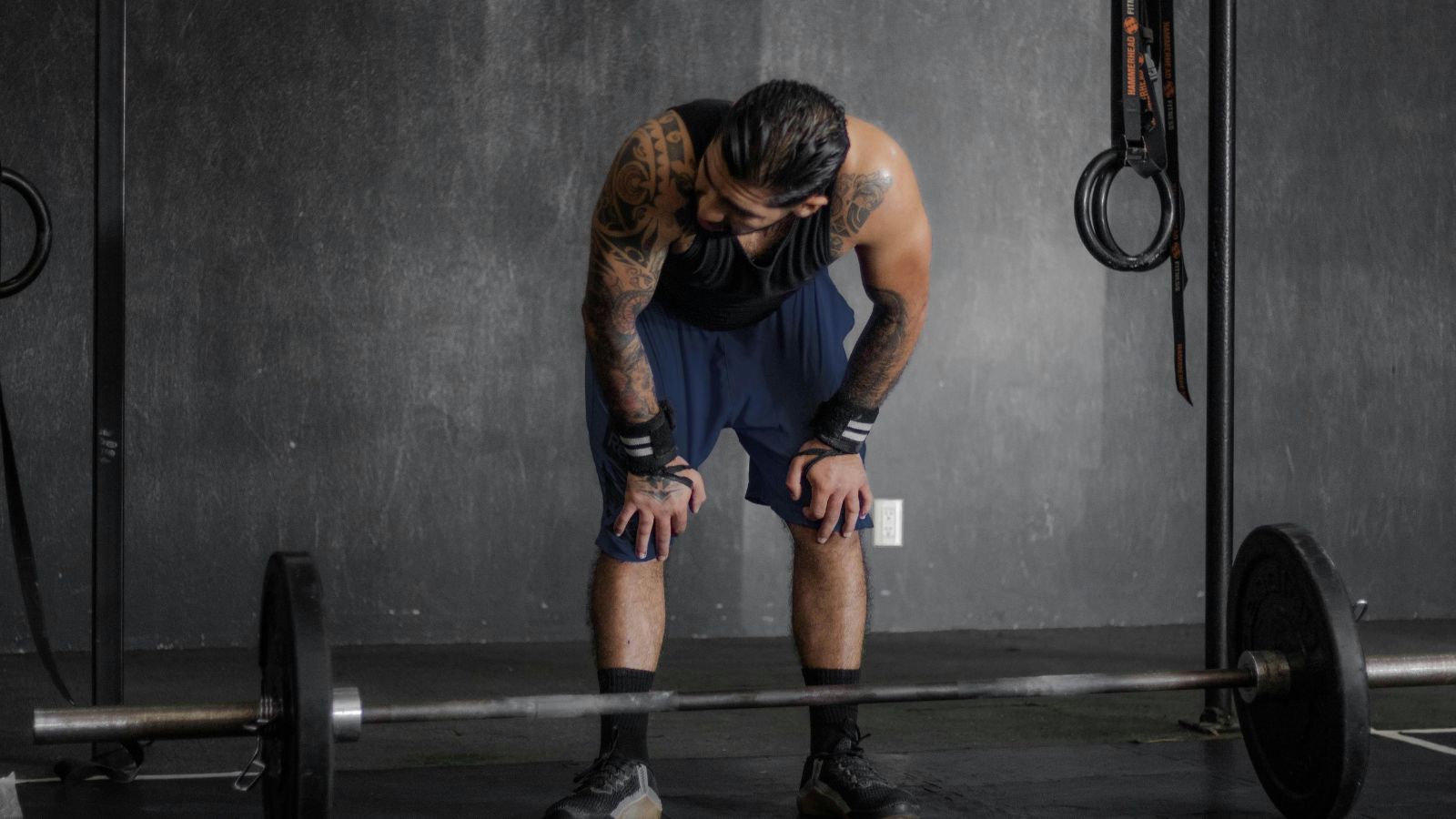 Silový tréning a HIIT a kombinácia s kardio, behom sú optimálne pre naštartovanie tvorby. Zdroj foto: Canva Muž cvičí silový alebo HIIT tréning