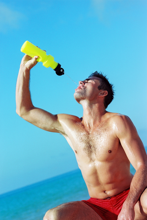 Muž, športovec, je smädný, pije vodu, po fyzickej aktivite je dehydratovaný