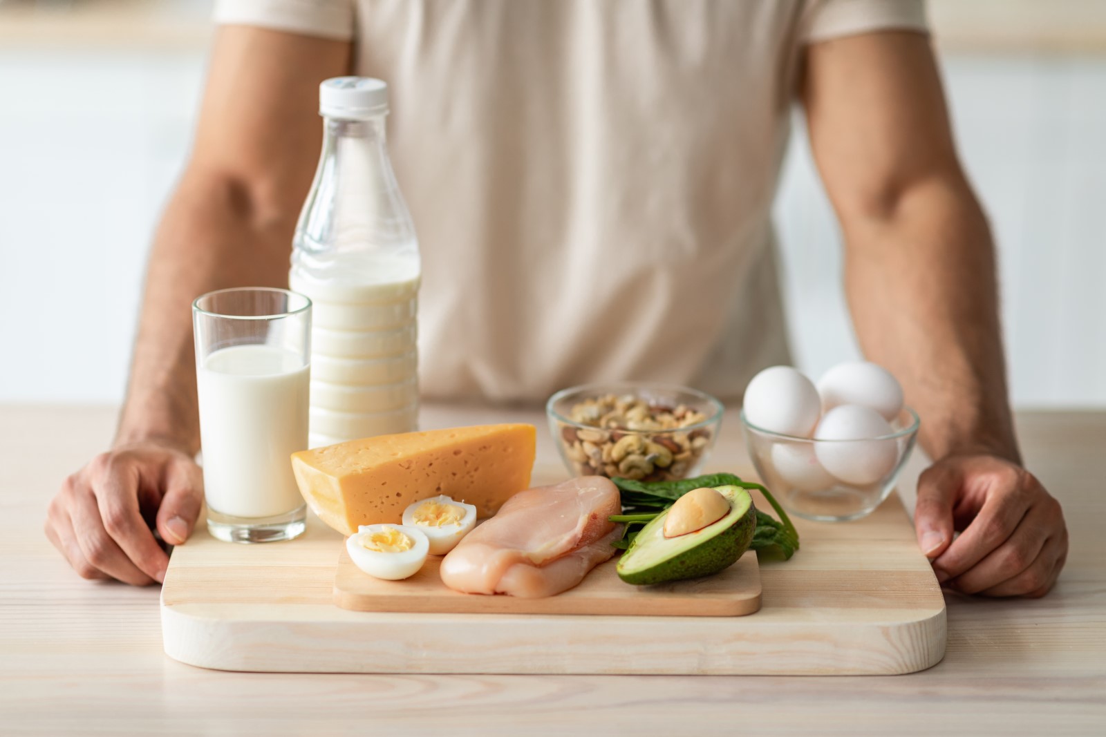 Kvalita jedla - taktiež výber zdravých tukov má prvotné miesto v zdravom životnom štýle. Zdroj foto: Shutterstock Muž stojí nad jedlom, zdrojom pestrého spektra živín