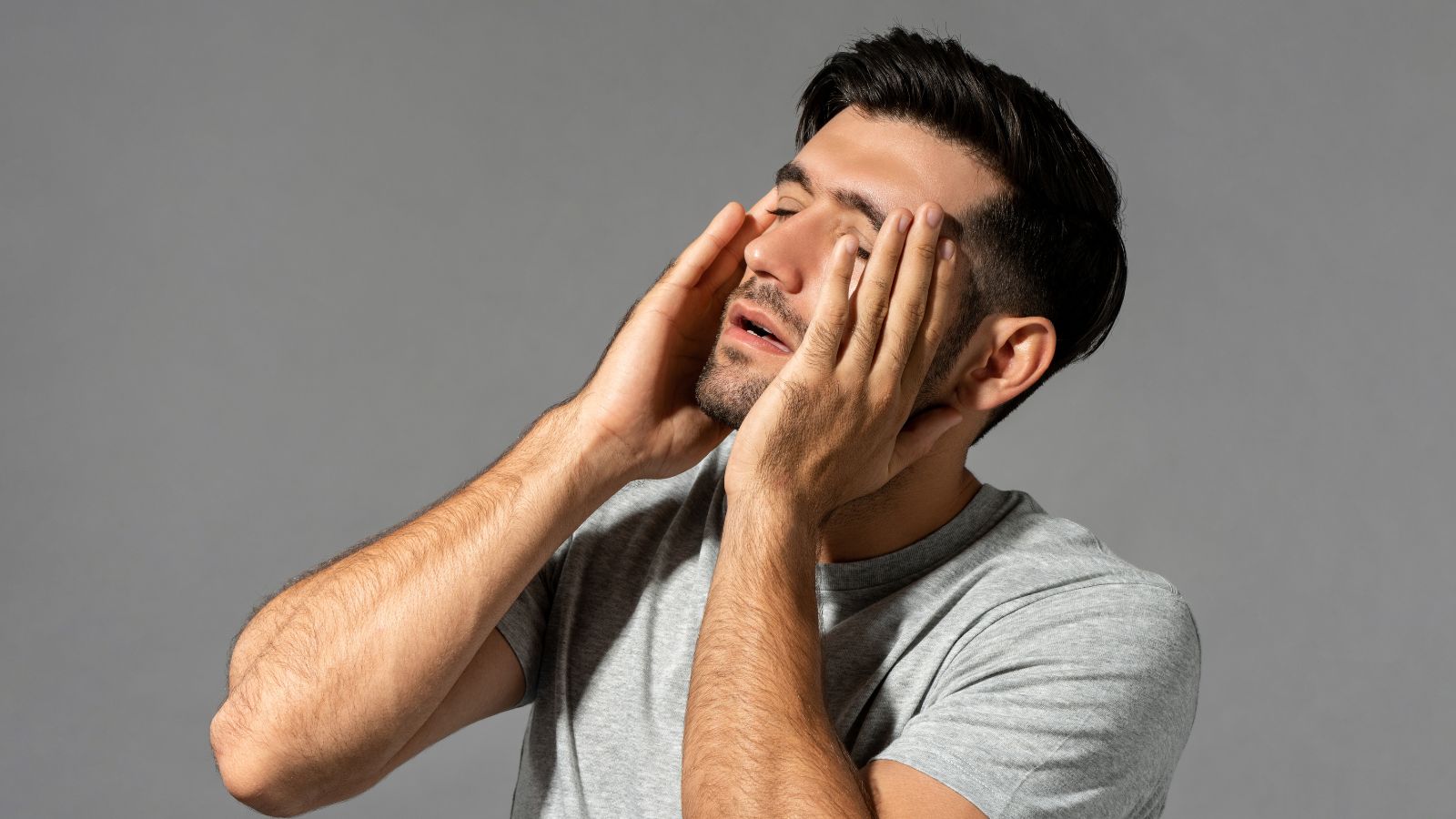 Pocit emocionálneho vyčerpania a vyhorenia, nechuť a strata motivácie? Čítajte ďalej... Zdroj foto: Canva Muž nemá energiu, náladu, mentálne je vyšerpaný